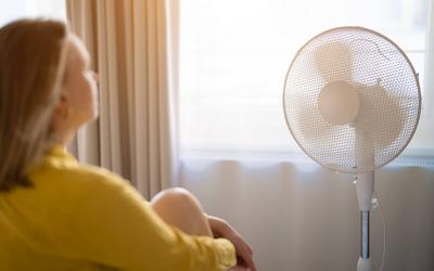 Frau leidet unter extremer Sommerhitze in einem Haus.-stock-foto