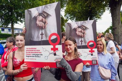 Chefarzt laedt zur Demo gegen katholisches Abtreibungsverbot in Lippstadt-stock-foto