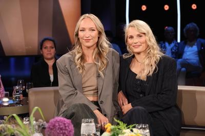 Leonie Bartsch und Linn Sch?tze, Podcasterinnen True-Crime-Podcast Mord auf Ex, zu Gast in der NDR Talk Show am 8.8.2025-stock-foto