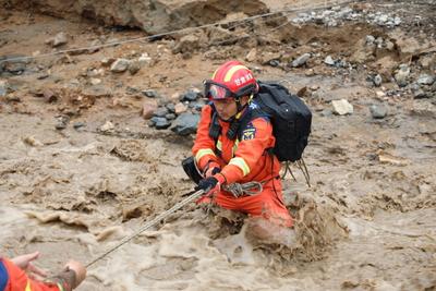 LANZHOU, CHINA - AUGUST 08: Rescuers work at the site of mountain torrents on August 8, 2025 in Yuzhong County, Lanzhou-stock-foto