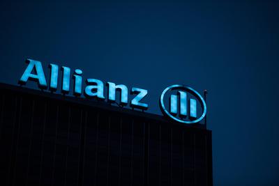 Der Schriftzug des Versicherungsunternehmens Allianz SE auf dem 125 Meter hohen Treptower in Berlin. Foto: bildgehege Al-stock-foto