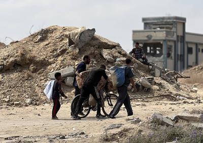 Displaced Palestinians struggling with hunger flock to an aid distribution point set up in the Netzarim Corridor in hopes of receiving limited humanitarian aid in Deir al Balah-stock-foto