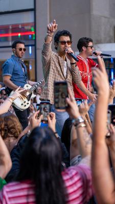 Jonas brothers bring their new album to rockefeller plaza on the today show-stock-foto