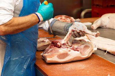 Deutschland 12. Oktober 2022: Nach dem ein Schwein als Schlachttier in einem Schlachthof geschlachtet wurde, wird es dur-stock-foto