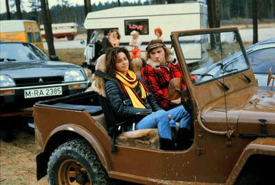 DER JUNGE MIT DEM JEEP Der Junge mit dem Jeep, ZDF Fernsehfilm, 1986, Szene: CHRISTINA PLATE als Charly und RICHY M?LLER-stock-foto