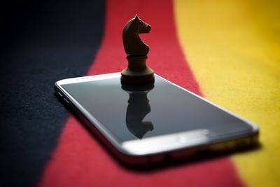 Springer Figur auf einem Handy Symbolfoto Staatstrojaner und stille SMS *** Springer figure on a ce-stock-foto