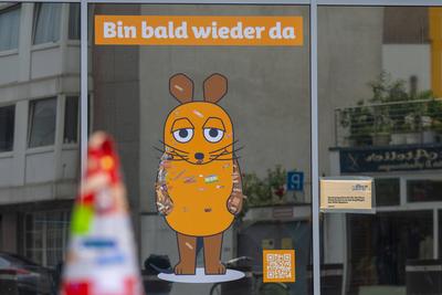 Zwei Wochen nach dem Anschlag: Ersatzmaus und Trostpflaster vor dem WDR in K?ln - 08.08.2025-stock-foto