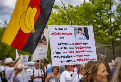 Free Michael - jetzt also auch international verst?ndlich - fordert die Querdenker-Bewegung. Der Querdenken-Gr?nder Mic-stock-foto
