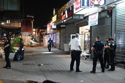 33-year-old man fatally shot to the head at a store at 1629 westchester avenue in soundview bronx new york city-stock-foto
