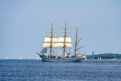 9.8.2025, Kiel, Ungew?hnlicher Liegeplatz f?r die Gorch Fock in der Innenstadt und besonderer Start zur Ausbildungsreise-stock-foto
