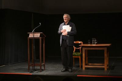 2025 - Lesung des Theaterregisseurs und Theaterdramaturgen  Hermann Beil aus den Werken von Peter Turrrini - "Die Verhaftung des Johann Nepomuk Nestroy", im Bernhardhaus in Ohlsdorf, im Rahmen der Salzkammergut Festwochen Gmunden, am 08.08.2025.-stock-foto