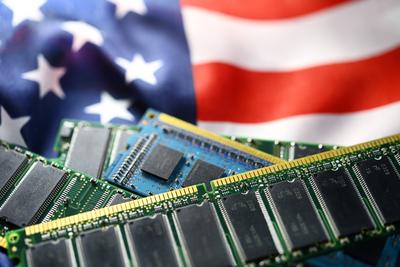 Computerchips mit Schriftzug AI und USA-Fahne, Symbolfoto f?r das amerikanische KI-Projekt Stargate *** Computer chips w-stock-foto