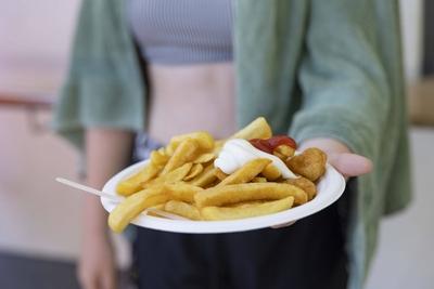 Pommes mit Ketchup und Mayo-stock-foto