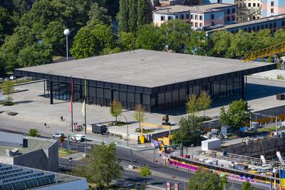 Neue Nationalgalerie , Architekt Mies van der Rohe, Bronze-Skulptur Der Bogensch?tze , Henry Moore und Broken Obelisk vo-stock-foto