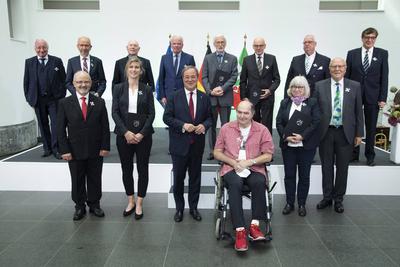Gruppenfoto mit den Ordenspreistraegern hintere Reihe von links: Norbert HUESSON (H?sson), Duesseldorf Manfred REKOWSKI-stock-foto