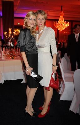 Tanja Buelter mit Freundin Uljana Havemann ( regisseurin ) wird bei der Charity Gala Hear the World 2010 im Hotel Ritz C-stock-foto