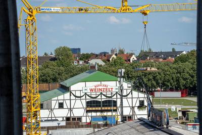 Baustelle Oktoberfest, Kufflers Weinzelt, noch sechs Wochen ist die Theresienwiese eine riesige Baustelle, M?nchen, August 2025-stock-foto