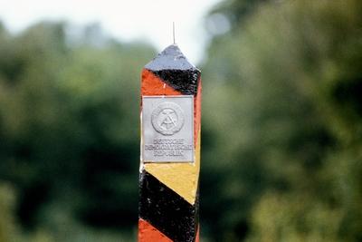 Bildnummer: 53228911  Datum: 15.05.1988  Copyright: imago/RustGrenzpfahl der DDR im Lappwald bei Helmstedt, Objekte; 1988, Helmstedt, Deutschland, Grenze, Zonengrenze, Bundesrepublik, BRD; , quer, Kbdia, Einzelbild, Wappen, Logos,  ,  , Europa; Aufnahmedatum gesch?tztImage number 53228911 Date 15 05 1988 Copyright Imago Rust Grenzpfahl the GDR in Lappwald at Helmstedt Objects 1988 Helmstedt Germany Border Zone border Federal GERMANY horizontal Kbdia Single Coat of arms Logo Europe date estimated-stock-foto