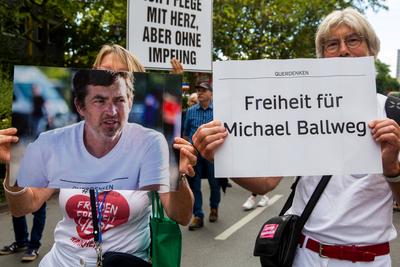 Querdenker-Demo in Darmstadt, Hessen: Die Demonstration richtete sich gegen die Coronamaßnahmen der vergangenen zwei Jah-stock-foto