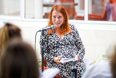 Buchvorstellung & K?nstlergespr?ch ? Larissa Kikol: Neue abstrakte Malerei-stock-foto