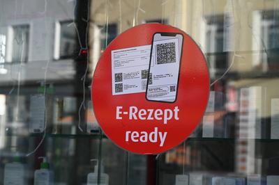Apotheke mit dem Hinweis das man dort E-Rezept Elektronisches Rezept (eRezept) einl?sen kann *** Pharmacy with the note-stock-foto
