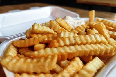 Berlin, Deutschland, 16.09.2024: Pommes mit Majo *** Berlin, Germany, 16 09 2024 French fries with mayonnaise Copyright:-stock-foto