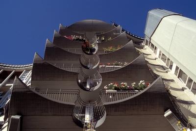 Bildnummer: 50125331  Datum: 20.07.2002  Copyright: imago/SteinachBizarre Balkone an einem Wohnhaus in der Koloniestra?e in Berlin, Geb?ude, au?en, Au?enansicht; Balkon, Fassade, Fassaden, Fassadenelemente, Berlin, Wedding, 2002, Architekt Hinrich Baller; , quer, Kbdia, Einzelbild, Froschperspektive, Perspektive, Wohngeb?ude, Bauwerke, Deutschland, ohne, Ohne-stock-foto