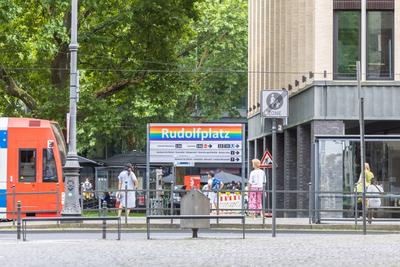 KVB - Haltestellenschild am K?lner Rudolfplatz in Pride Farben - 08.08.2025-stock-foto