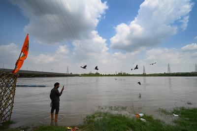Yamuna Water Level Near Danger Mark In Delhi NCR, Riverbank Flooded-stock-foto