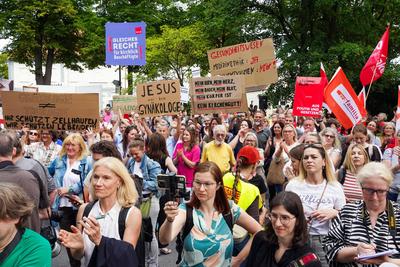 Chefarzt laedt zur Demo gegen katholisches Abtreibungsverbot in Lippstadt-stock-foto