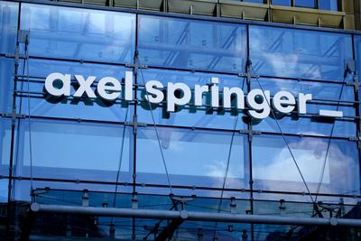 Schriftzug Axel Springer am Springer-Hochhaus-stock-foto