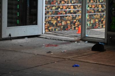 33-year-old man fatally shot to the head at a store at 1629 westchester avenue in soundview bronx new york city-stock-foto