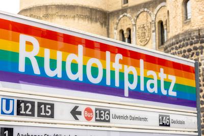 KVB - Haltestellenschild am K?lner Rudolfplatz in Pride Farben - 08.08.2025-stock-foto