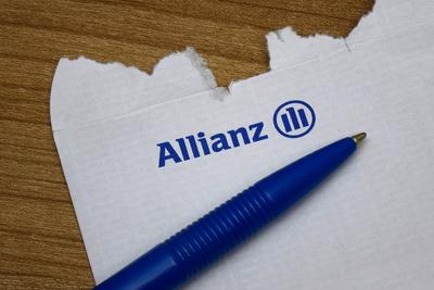 Briefumschlag der Allianz-Versicherung mit Kugelschreiber Briefumschlag der Allianz-Versicherung mit Kugelschreiber, 10.-stock-foto