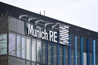 Schriftzug,Firmenlogo,Logo in Muenchen Schwabing. Gebaeude,Fassade. Munich Re Group,Rueckversicherung. *** lettering,com-stock-foto