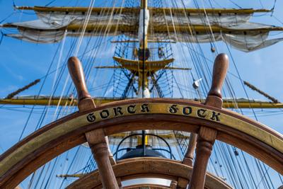 9.8.2025, Kiel, Ungew?hnlicher Liegeplatz f?r die Gorch Fock in der Innenstadt und besonderer Start zur Ausbildungsreise-stock-foto
