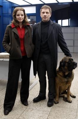 Im Schatten der Gerechtigkeit Yvonne Catterfeld und Richy Mueller und Hund beim Settermin zum grossen SAT.1 Spielfilm mi-stock-foto