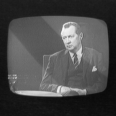 Der deutsche Zeitungsverleger Axel C?sar Springer in einer Fernsehsendung vom Fernseher abfotogtafie-stock-foto