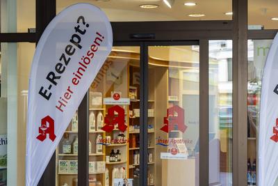 Apotheke macht Werbung f?r das E-Rezept. // 19.05.2025. Neu-Ulm, Bayern, Deutschland *** Pharmacy advertises the e-presc-stock-foto