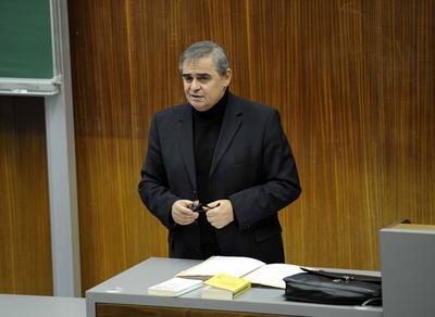 Bildnummer: 58645561  Datum: 29.10.2012  Copyright: imago/Becker&BredelDer ehemalige saarl?ndische Ministerpr?sident Peter M?ller h?lt am Montag (29.10.2012) in der Universit?t des Saarlandes in Saarbr?cken seine erste Vorlesung vor Jura-Studenten. Der Bundesverfassungsrichter ist neuer Dozent an der Saar-Uni und h?lt im laufenden Wintersemester alle zwei Wochen Vorlesungen. People Politik Vorlesung UNI Zweitkarriere xsp x0x 2012 quer Highlight premiumd  58645561 Date 29 10 2012 Copyright Imago  the former Saarland Prime Minister Peter Mueller holds at Monday 29 10 2012 in the University the Saarland in Saarbr?cken his First Lecture before Jura Students the Federal Constitutional judges is later Lecturer to the Saar Univ and holds in ongoing Winter semester all Two Week Lectures Celebrities politics Lecture Univ second career xsp x0x 2012 horizontal Highlight premiumd-stock-foto