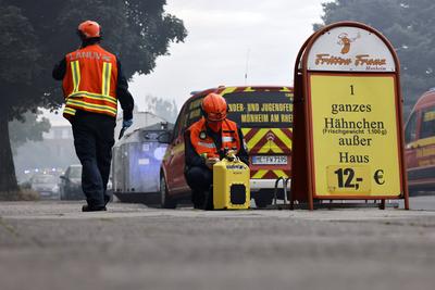 Brand einer Verpackungsfabrik in Monheim am Rhein-stock-foto