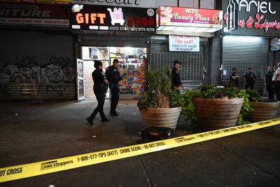 33-year-old man fatally shot to the head at a store at 1629 westchester avenue in soundview bronx new york city-stock-foto