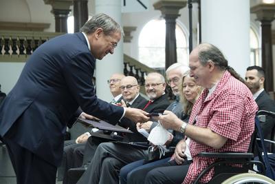 Ministerpraesident Armin LASCHET, zeichnet Vasilios NIKITAKIS aus, Vassilios Nikitakis, K?ln Vassilios Nikitakis geh?rte-stock-foto