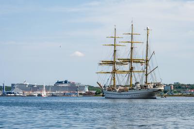 9.8.2025, Kiel, Ungew?hnlicher Liegeplatz f?r die Gorch Fock in der Innenstadt und besonderer Start zur Ausbildungsreise-stock-foto