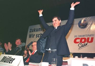 Peter M?ller wurde beim Parteitag der Saar CDU in Merzig mit ?berwaeltigender Mehrheit in seinem Amt-stock-foto