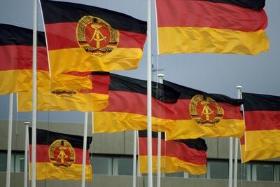Bildnummer: 52427796  Datum: 10.08.1989  Copyright: imago/Sven SimonNationalflaggen der DDR und der Bundesrepublik Deutschland wehen im Wind, Objekte; 1989, Symbolfoto, Trennung, Teilung, Deutsche Demokratische Republik, BRD, BR; , quer, Kbdia, Gruppenbild, Wappen, Logos,  , Politik; Aufnahmedatum gesch?tzt-stock-foto