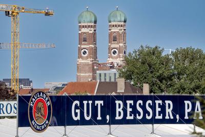 Gut, besser, Paulaner, Werbeslogan auf dem Paulaner Festzelt, ?berragt von der Frauenkirche, noch sechs Wochen ist die Theresienwiese eine riesige Baustelle, M?nchen, August 2025-stock-foto