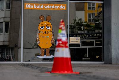 Zwei Wochen nach dem Anschlag: Ersatzmaus und Trostpflaster vor dem WDR in K?ln - 08.08.2025-stock-foto