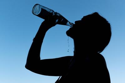 Hydration bei Sommerhitze ? Trinken gegen die Hitzewelle-stock-foto