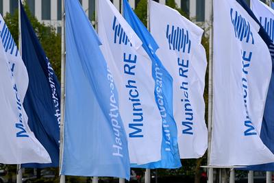 Flaggen,Fahnen wehen im Wind. Munich Re Hauptversammlung 2024 am 25.04.2024 in Muenchen. *** Flags,flags waving in the w-stock-foto